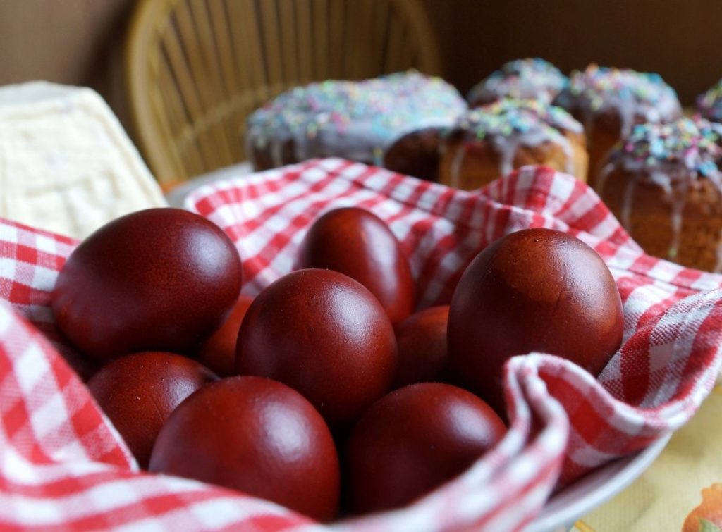 Как покрасить яйца на Пасху в луковой шелухе Мраморные яйца на Пасху