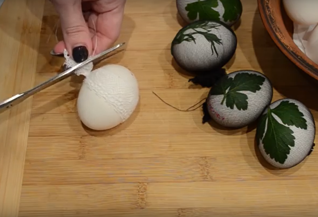 Как покрасить яйца на Пасху в луковой шелухе Мраморные яйца на Пасху