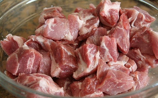 Кусок свинины маринованный в Сухом чесноке. 450 Гр мяса. Что добавляют в мясо чтобы оно было мягким и сочным. Как резать мясо чтобы было мягким. Как замариновать кусочки свинины