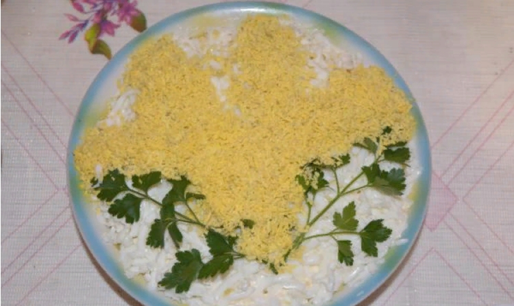 Как украсить салат мимоза яичным желтком